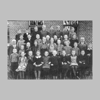 008-0040 Klassenbild der Buergersdorfer Volksschule mit Lehrer Hellmig, rechts im Bild..jpg